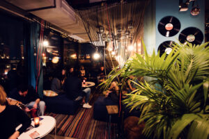 Sedute invitanti al Der Dachboden, rooftop bar a Vienna.