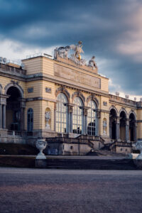 Gloriette bei Schloss Schönbrunn im goldenen Abendlicht.