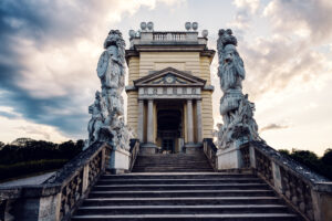 Gloriette bei Schloss Schönbrunn vom Schlosspark aus gesehen.