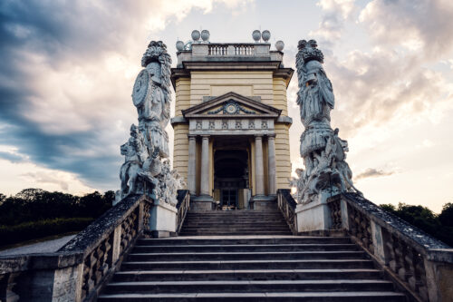 Gloriette bei Schloss Schönbrunn vom Schlosspark aus gesehen.