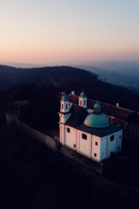 Chiesa storica di San Leopoldo sulla cima del Leopoldsberg, costruita nel 1679.