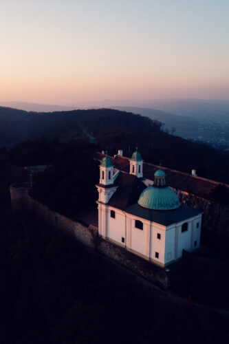 Chiesa storica di San Leopoldo sulla cima del Leopoldsberg, costruita nel 1679.