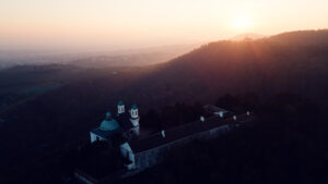 Sagoma del Leopoldsberg al tramonto.