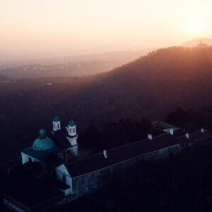 Sagoma del Leopoldsberg al tramonto.