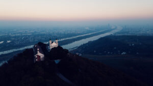 Vista aerea della chiesa barocca di San Leopoldo in cima al Leopoldsberg.