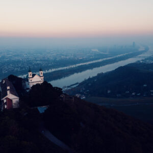 Luftaufnahme der barocken Leopoldskirche auf dem Leopoldsberg.