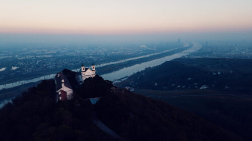 Vista aerea della chiesa barocca di San Leopoldo in cima al Leopoldsberg.
