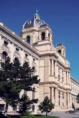 Exterior del Museo de Historia Natural de Viena (Naturhistorisches Museum Wien), con arquitectura neorrenacentista, fachada ornamental y columnas clásicas en Maria-Theresien-Platz.