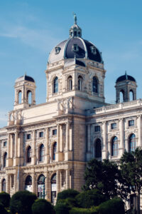 Museo de Historia Natural de Viena con su arquitectura neorrenacentista en la Maria-Theresien-Platz, la cúpula octogonal y la fachada ornamentada.