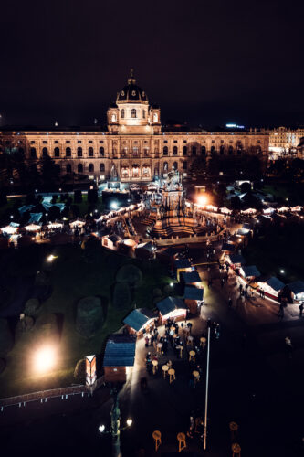 Edificio del Museo de Historia Natural de Viena con su diseño neorrenacentista simétrico, cúpula central y ornamentación en piedra en la Maria-Theresien-Platz.