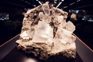 Vitrina de cristales en el Museo de Historia Natural de Viena.
