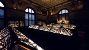 Vitrinas de minerales raros en el Museo de Historia Natural de Viena con especímenes cristalinos exóticos de la colección geológica.