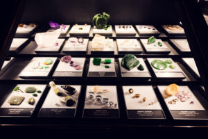 Colección de piedras minerales en el Museo de Historia Natural de Viena con gemas y especímenes cristalinos en la sala de mineralogía.