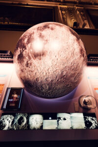 Modelos planetarios en el Museo de Historia Natural de Viena con representaciones de sistemas lunares.