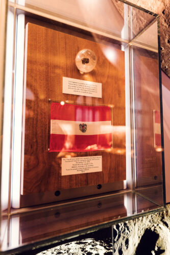 Bandera austriaca llevada a la Luna durante la misión Apolo XVII, en el Museo de Historia Natural.