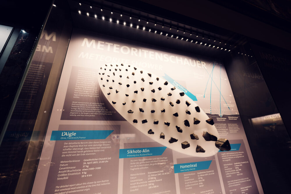 Meteorito rocoso en el Museo de Historia Natural de Viena con especímenes de condrita en la colección geológica.