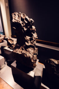 Meteorito de hierro en el Museo de Historia Natural de Viena con patrones de superficie metálica en la sección de astronomía.