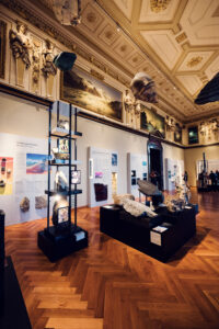 Sala de geología con grandes muestras de roca y techo pintado en el Museo de Historia Natural de Viena.