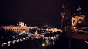 Museo de Historia Natural de Viena durante el mercado navideño, con su arquitectura neorrenacentista y puestos de madera en la Maria-Theresien-Platz.