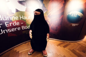 Mascota de topo a tamaño real en una exposición sobre suelos en el Museo de Historia Natural de Viena.