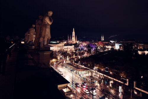 Vista nocturna desde el tejado del Museo de Historia Natural de Viena hacia el Ayuntamiento y la Ringstrasse.