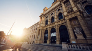 El Museo de Historia Natural de Viena al atardecer con luz dorada sobre la fachada en el Maria-Theresien-Platz.