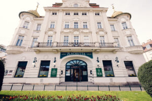 Façade du Plachutta Stammhaus Hietzing avec architecture viennoise traditionnelle et enseigne.
