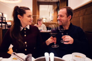 Adriana et Mario trinquent avec un Zweigelt autrichien au Plachutta Stammhaus Hietzing.