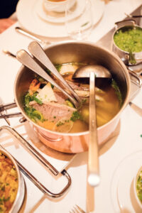 Bouillon de bœuf clair avec moelle et garniture d'herbes au Plachutta Stammhaus Hietzing.