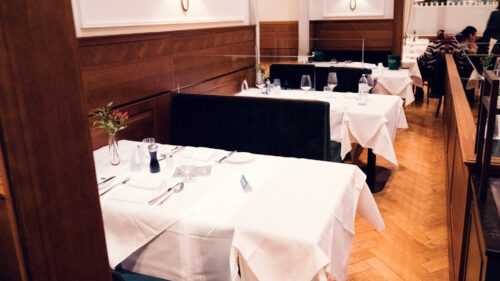 Nappe blanche et couverts polis au Plachutta Stammhaus Hietzing.