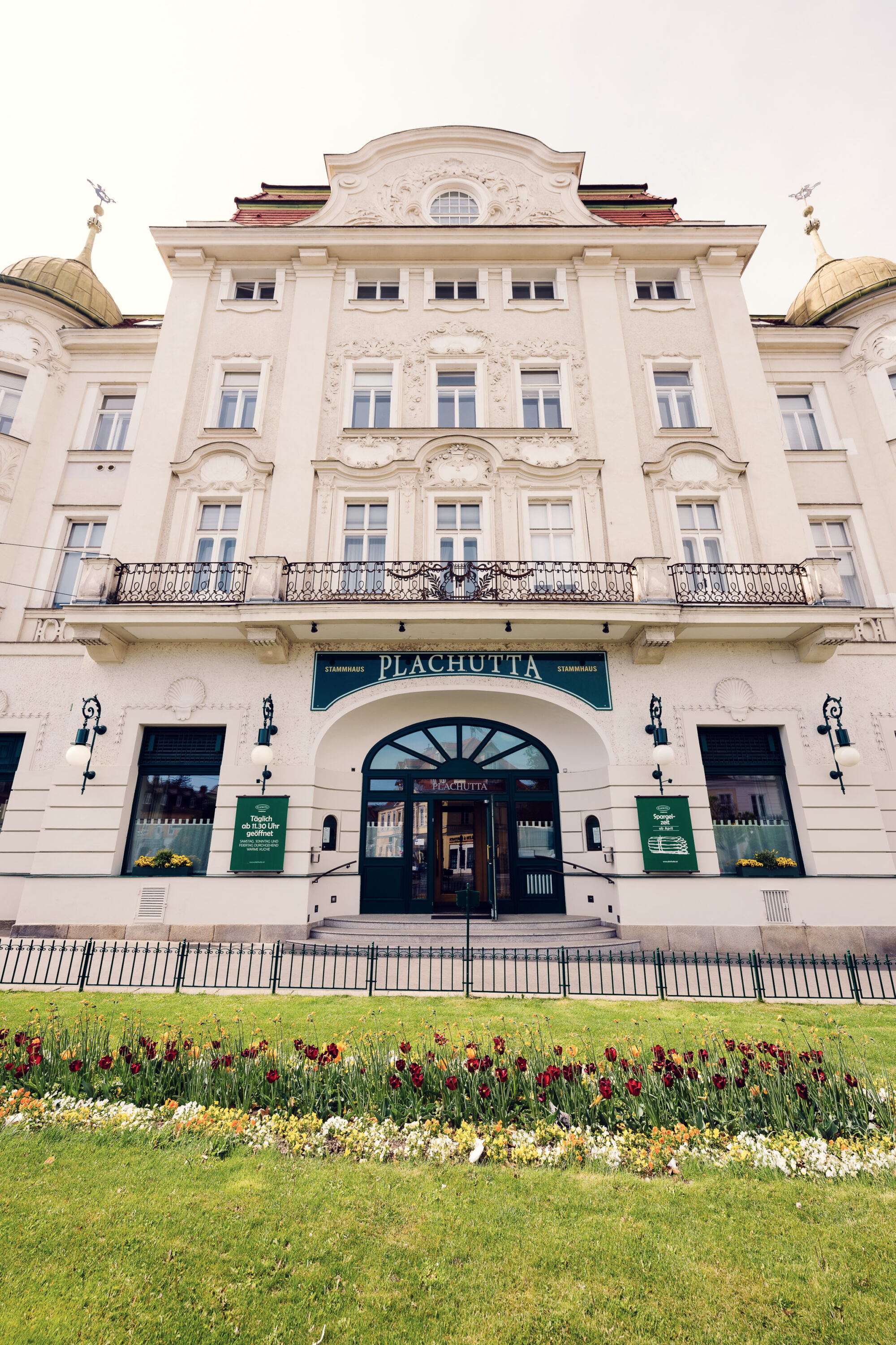 Vue de la rue du Plachutta Stammhaus Hietzing avec architecture historique.