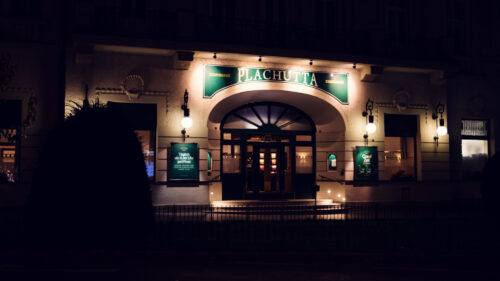 Le Plachutta Stammhaus Hietzing de nuit avec entrée éclairée et lumière chaleureuse du restaurant.