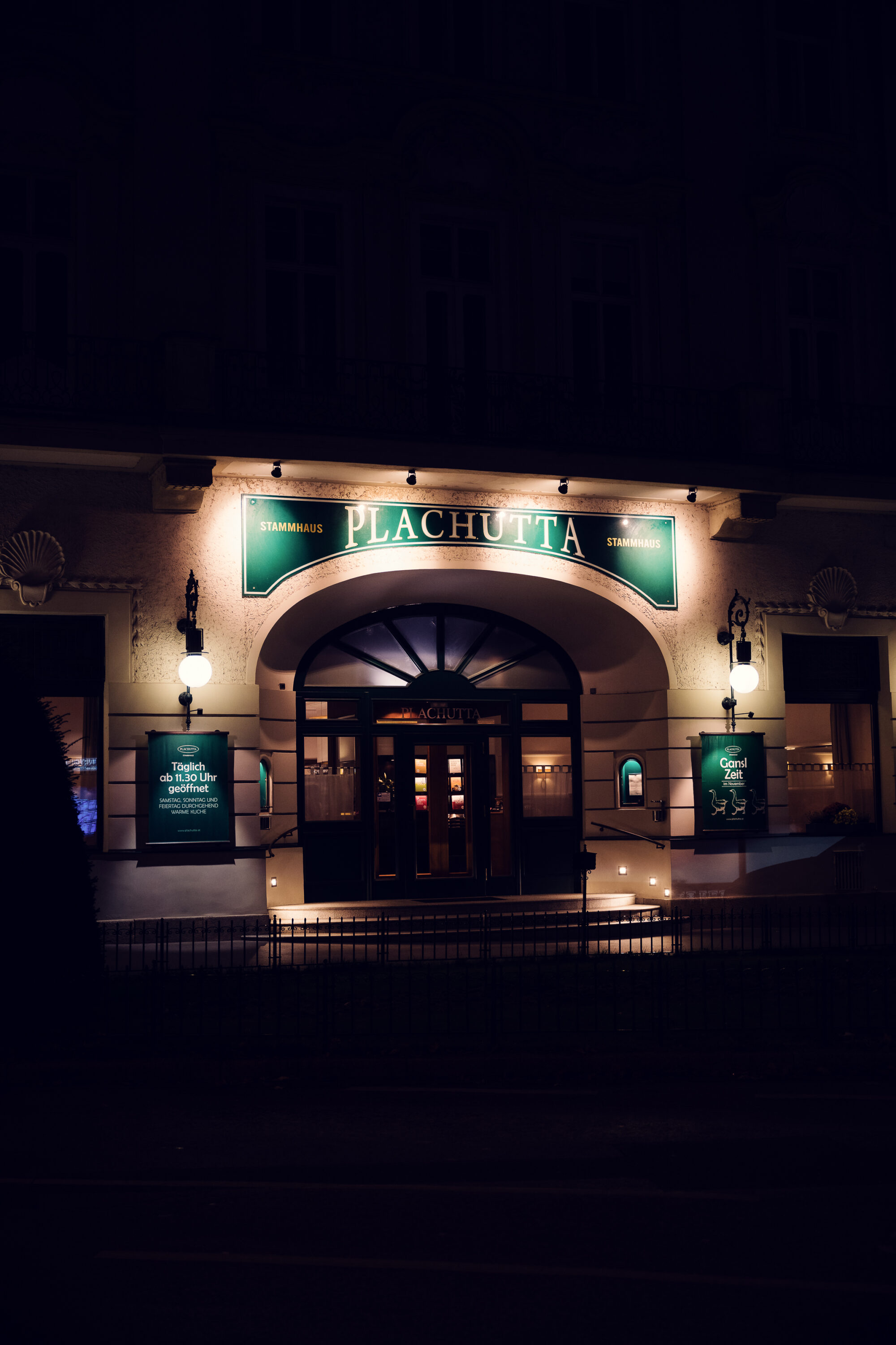 Ambiance du soir à l'entrée du Plachutta Stammhaus Hietzing avec lumière tamisée.