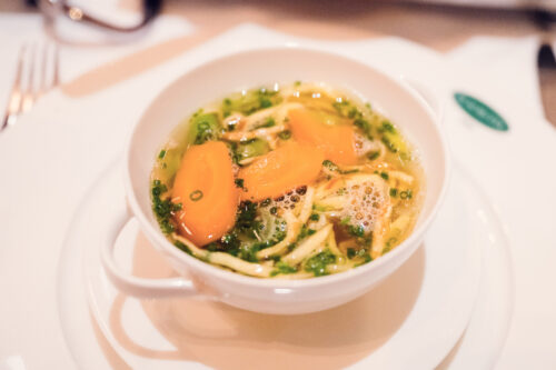 Soupe traditionnelle avec moelle et légumes.