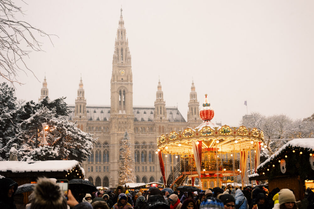Das Wiener Rathaus während der Weihnachtsmarktsaison mit festlicher Dekoration und Beleuchtung.