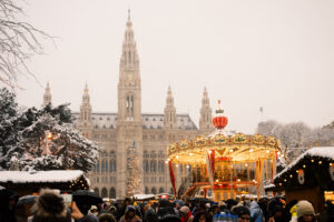 Das Wiener Rathaus während der Weihnachtsmarktsaison mit festlicher Dekoration und Beleuchtung.