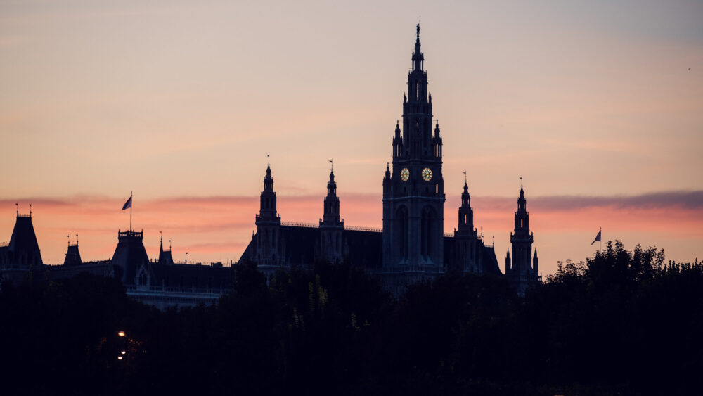 Nighttime view of Vienna Rathaus with all five towers.