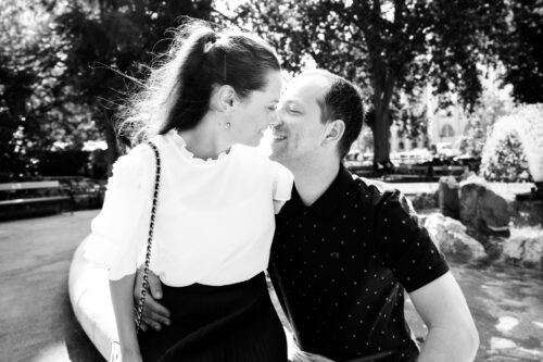 Adriana and Mario at the Rathauspark fountain with the landscaped gardens around them.