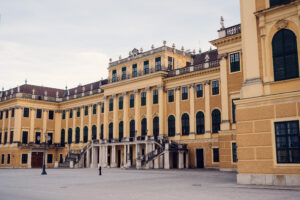 Architektonisches Äußeres des Schloss Schönbrunn, barocke kaiserliche Habsburg-Residenz.