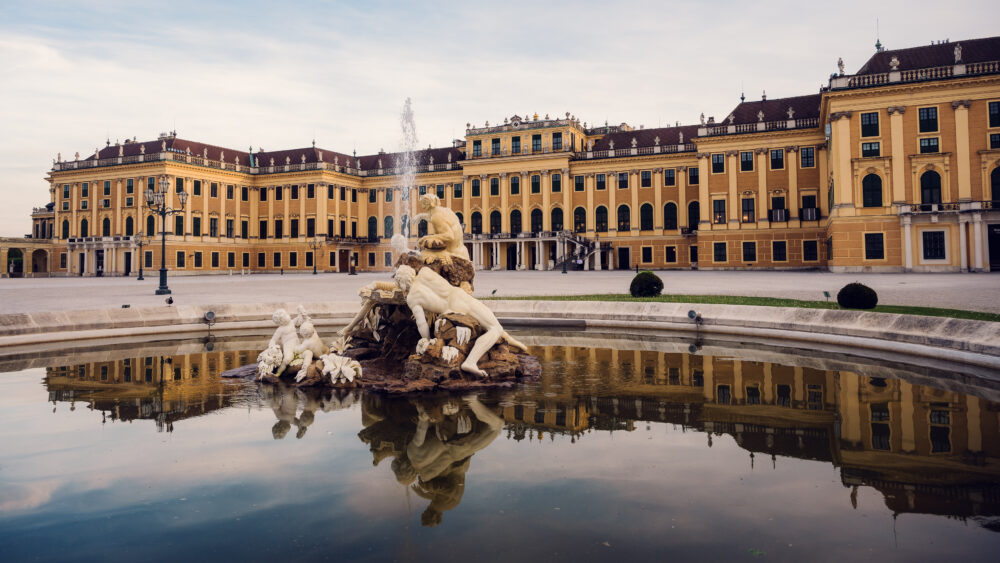 Bezaubernde Brunnenszene am Eingang des Schloss Schönbrunn.