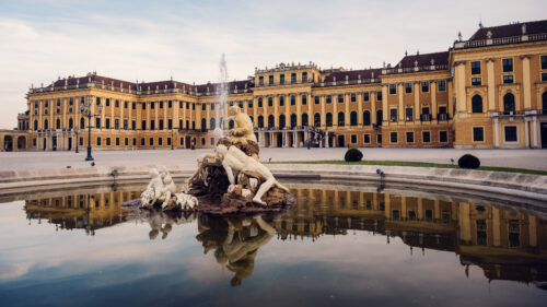 Bezaubernde Brunnenszene am Eingang des Schloss Schönbrunn.