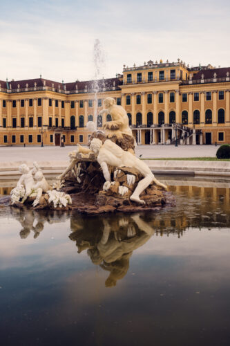 Escena de fuente en la entrada del Palacio de Schönbrunn.