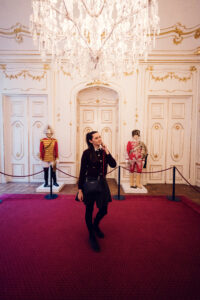 Adriana in eleganter Pose im Schloss Schönbrunn.