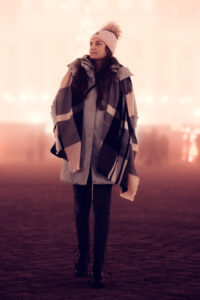 Adriana auf dem Weihnachtsmarkt von Schloss Schönbrunn, traditioneller österreichischer Christkindlmarkt mit beleuchteten Holzständen und weihnachtlicher Atmosphäre.