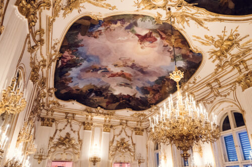 Historisches Deckengemälde im Schloss Schönbrunn, barockes Freskenkunstwerk mit allegorischen Figuren und österreichischen kaiserlichen Symbolen.