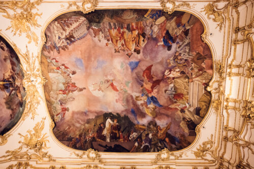 Barockes Deckenfresko im Schloss Schönbrunn.