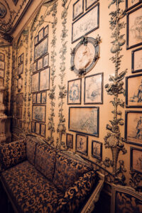 Prachtvoller barocker Staatsraum im Schloss Schönbrunn, kaiserliches Habsburger Palais.