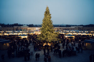 Panoramablick vom Balkon auf den Weihnachtsmarkt des Schlosses Schönbrunn.