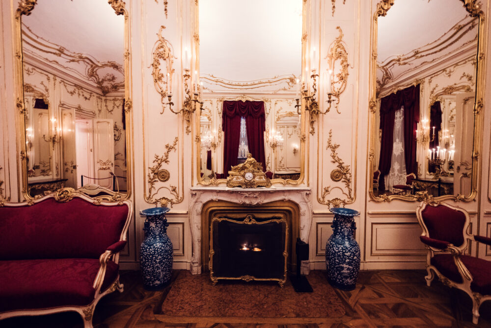 Historischer Barockraum im Schloss Schönbrunn, kaiserlicher habsburgischer Palastinnenraum mit kunstvollen historischen Möbeln und aufwendigen Rokokodekorationen.