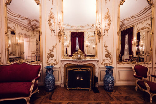 Historischer Barockraum im Schloss Schönbrunn, kaiserlicher habsburgischer Palastinnenraum mit kunstvollen historischen Möbeln und aufwendigen Rokokodekorationen.